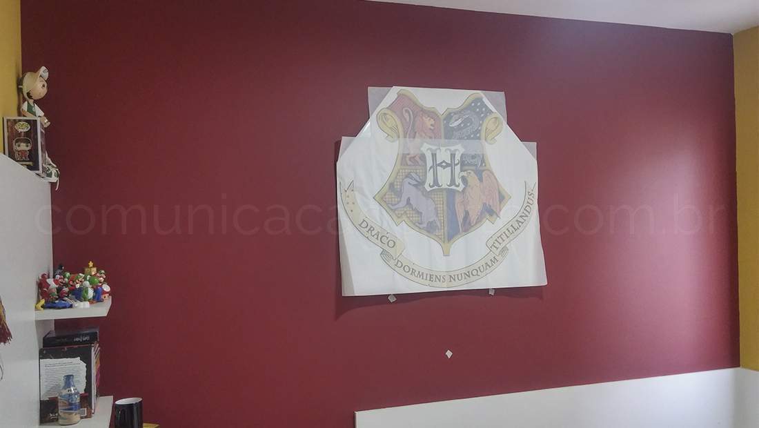 Aplicando adesivo de parede - Logo Hogwarts