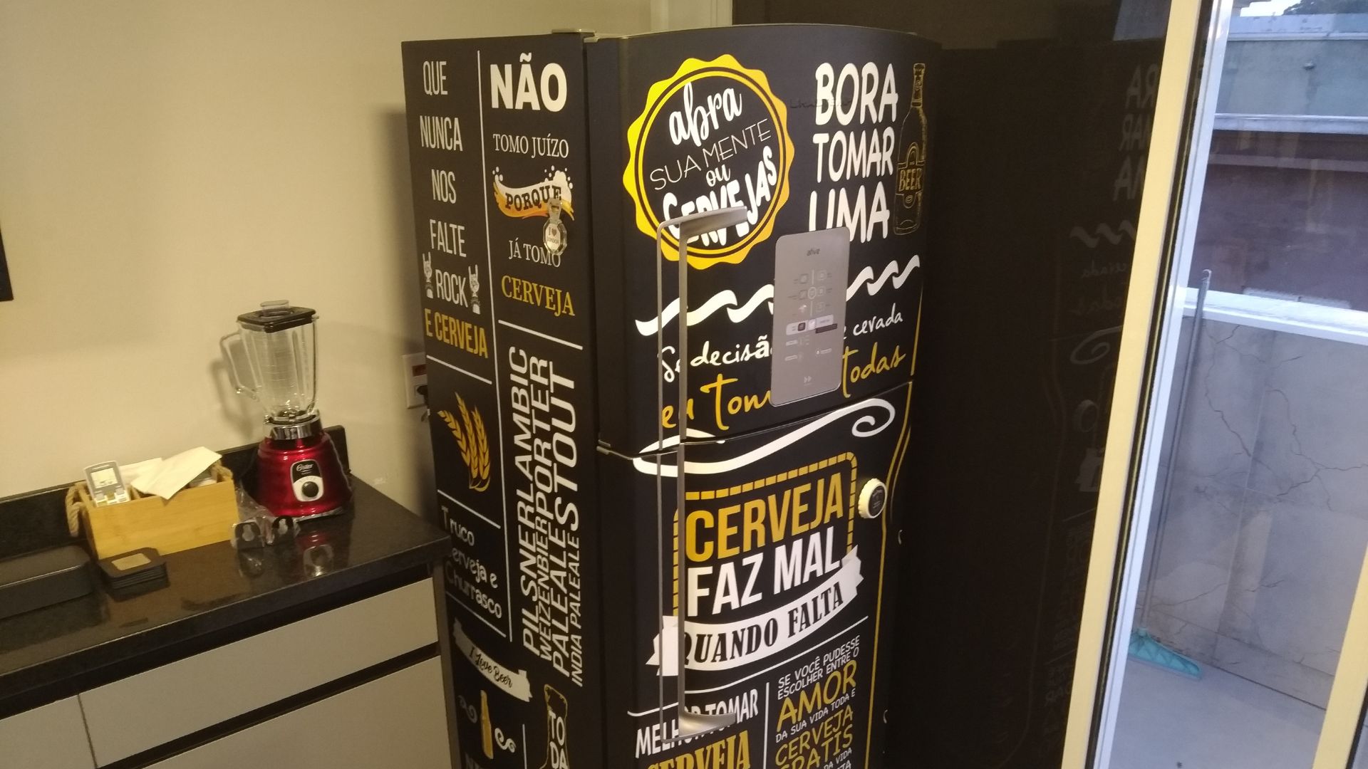 Envelopamento de Geladeira Preto - Frases Cerveja