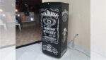 Envelopamento de geladeira com estampa Jack Daniels